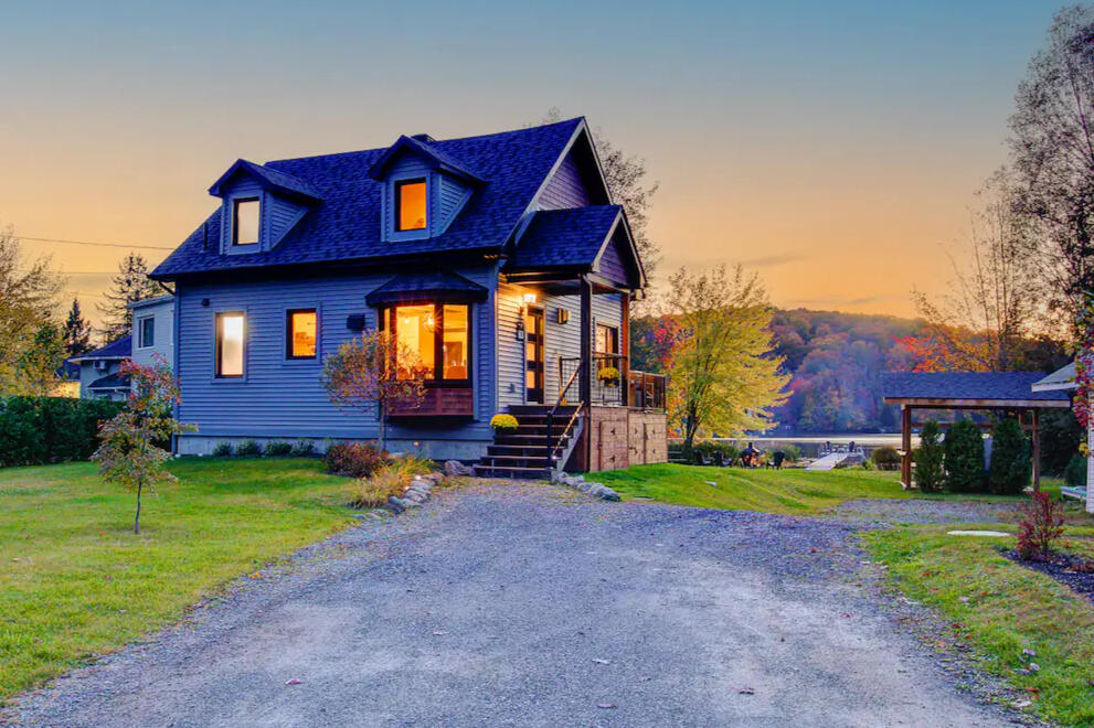 Chalet Le Monarque à louer près de Magog en Estrie avec vue sur le lac Lovering Chalet Le Monarque près de Magog en Estrie au coucher du soleil avec vue sur le lac Lovering