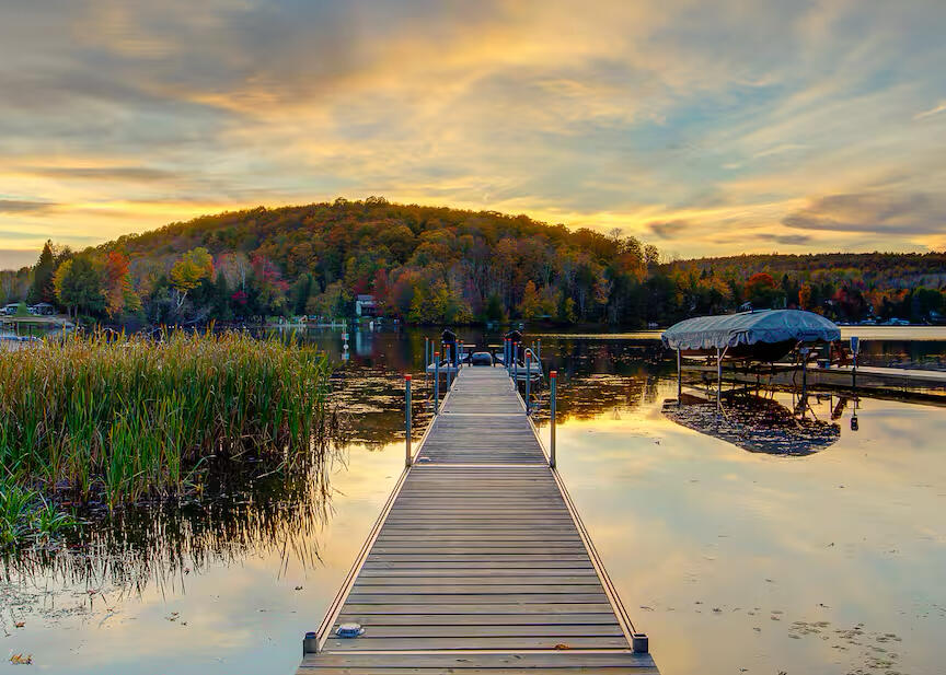 Quai privé du chalet Le Monarque sur le lac Lovering près de Magog en Estrie au coucher du soleil Quai privé du chalet Le Monarque sur le lac Lovering près de Magog en Estrie au coucher du soleil